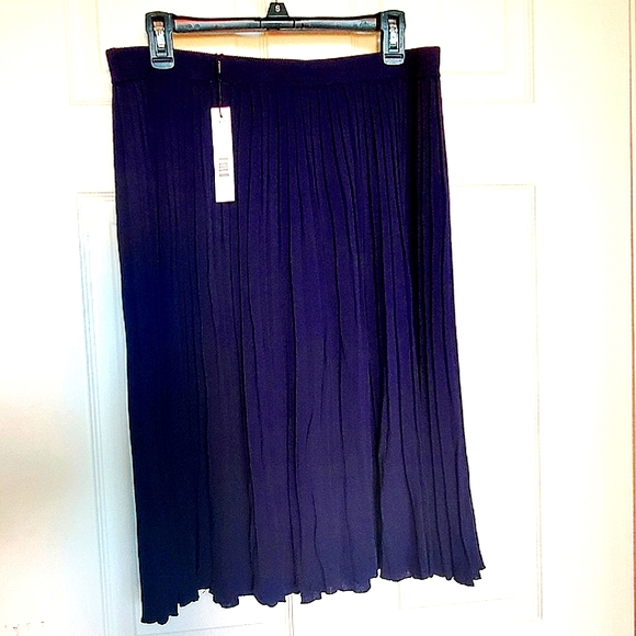T Tahari Navy Pleated Pull-On Skirt (Plus Size) - Picture 4 of 5